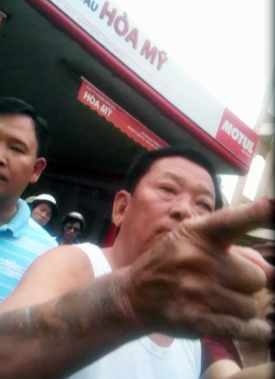 Khi lực lượng cảnh sát trật tự tăng cường đến can ngăn, ông Lịch vẫn ngoan cố, tiếp tục xỉ vả và thóa mạ cảnh sát