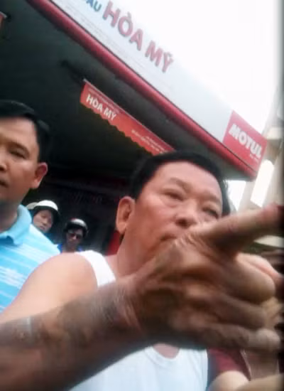 Khi lực lượng cảnh sát trật tự tăng cường đến can ngăn, ông Lịch vẫn ngoan cố, tiếp tục xỉ vả và thóa mạ cảnh sát