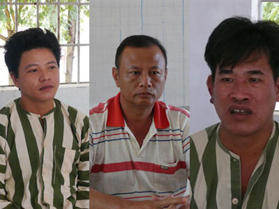Thành (bìa trái) và Minh, Tài bị bắt giữ tại cơ quan công an Thành (bìa trái) và Minh, Tài bị bắt giữ tại cơ quan công an