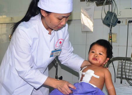 Sau 2 ca mổ liên tiếp của bác sĩ, cháu Xuyên đã hồi tỉnh. Sau 2 ca mổ liên tiếp của bác sĩ, cháu Xuyên đã hồi tỉnh.