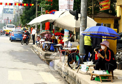Trên "phố ngân hàng", chỉ hơn 100m nhưng có đến hơn 30 quầy đổi tiền lẻ. Trên "phố ngân hàng", chỉ hơn 100m nhưng có đến hơn 30 quầy đổi tiền lẻ.