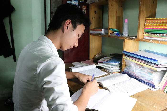 Nam sinh đạt 9,75 điểm môn Ngữ văn và ước mơ trở thành thầy giáo. Ảnh: ĐT Nam sinh đạt 9,75 điểm môn Ngữ văn và ước mơ trở thành thầy giáo. Ảnh: ĐT