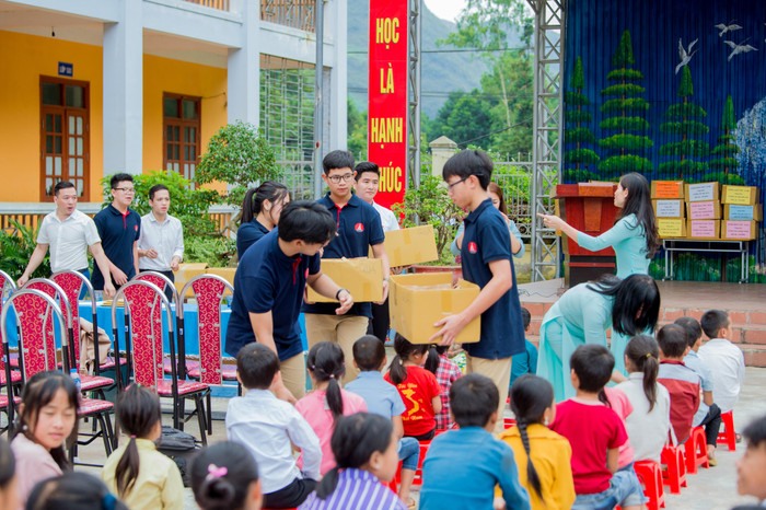 Đoàn công tác Marie Curie đã không quản đường xá xa xôi, vượt gần 500 cây số lên Hà Giang để trao tặng quà, sách và giao lưu với thầy trò nơi địa đầu Tổ quốc. Đoàn công tác Marie Curie đã không quản đường xá xa xôi, vượt gần 500 cây số lên Hà Giang để trao tặng quà, sách và giao lưu với thầy trò nơi địa đầu Tổ quốc.