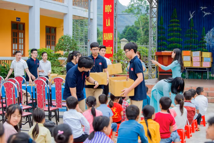 Đoàn công tác Marie Curie đã không quản đường xá xa xôi, vượt gần 500 cây số lên Hà Giang để trao tặng quà, sách và giao lưu với thầy trò nơi địa đầu Tổ quốc.