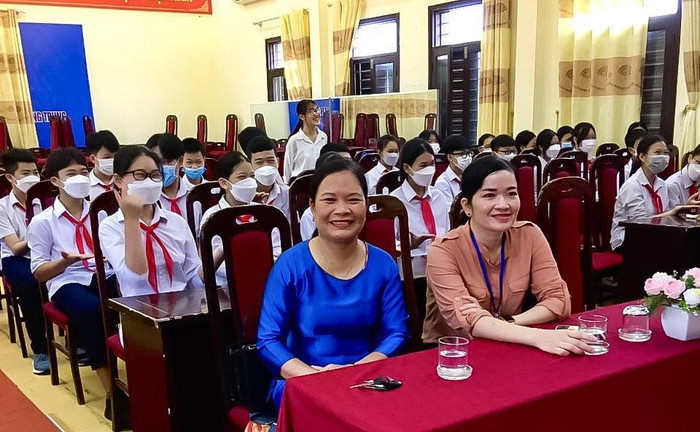 Cô và trò trường Trung học cơ sở Phùng Hưng, Thị xã Sơn Tây trong buổi truyền thông về hệ thống tuyển sinh trực tuyến Cô và trò trường Trung học cơ sở Phùng Hưng, Thị xã Sơn Tây trong buổi truyền thông về hệ thống tuyển sinh trực tuyến
