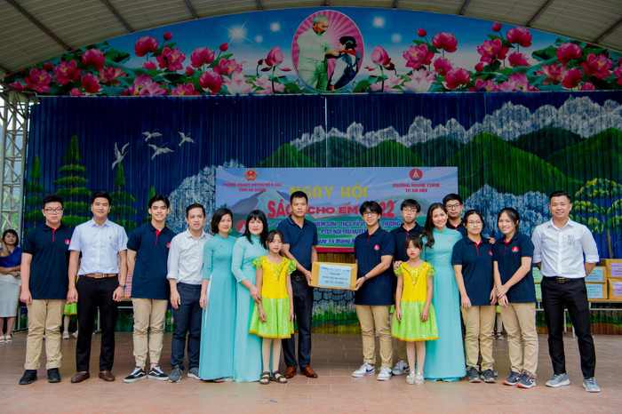 Thầy trò trường Marie Curie đã chia sẻ yêu thương với các em học sinh vùng cao nguyên đá Thầy trò trường Marie Curie đã chia sẻ yêu thương với các em học sinh vùng cao nguyên đá