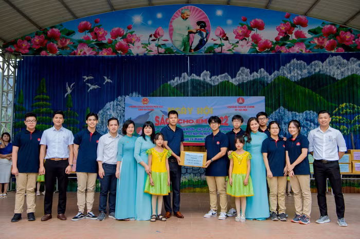 Thầy trò trường Marie Curie đã chia sẻ yêu thương với các em học sinh vùng cao nguyên đá