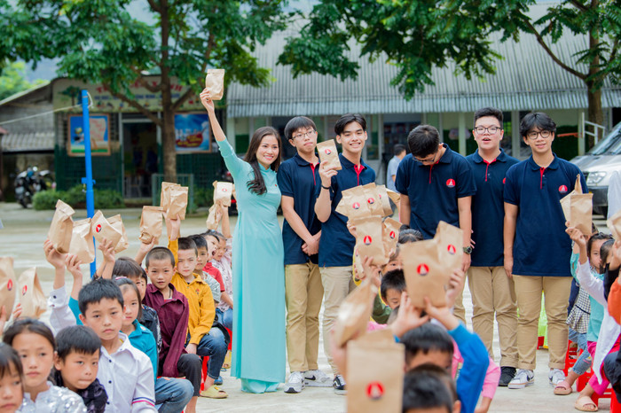 Học sinh Mèo Vạc vui mừng đón nhận tình cảm của thầy trò trường Marie Curie Học sinh Mèo Vạc vui mừng đón nhận tình cảm của thầy trò trường Marie Curie