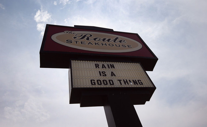 Biển quảng cáo của một nhà hàng tại Burlington, miền Đông Colorado cho thấy hạn hán kéo dài không chỉ ảnh hưởng đế nền nông nghiệp trong vùng mà còn ảnh hưởng lớn đến hang loạt các doanh nghiệp làm ăn khác. Biển quảng cáo của một nhà hàng tại Burlington, miền Đông Colorado cho thấy hạn hán kéo dài không chỉ ảnh hưởng đế nền nông nghiệp trong vùng mà còn ảnh hưởng lớn đến hang loạt các doanh nghiệp làm ăn khác.