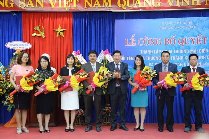 Đại học Kinh tế Đà Nẵng công bố quyết định thành lập khoa mới và điều động, bổ nhiệm cán bộ đối với các khoa này. Ảnh: TT