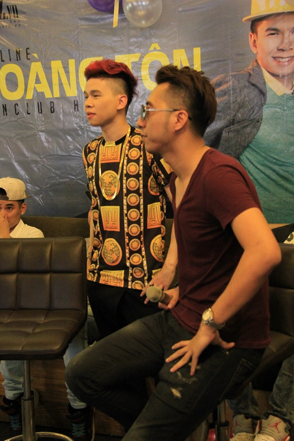 Cùng với Hoàng Tôn, OnlyC trình bày lại ca khúc "Anh không đòi quà" khiến căn phòng ngày càng nóng hơn với hàng loạt tiếng cổ vũ cũng như reo hò của khán giả.