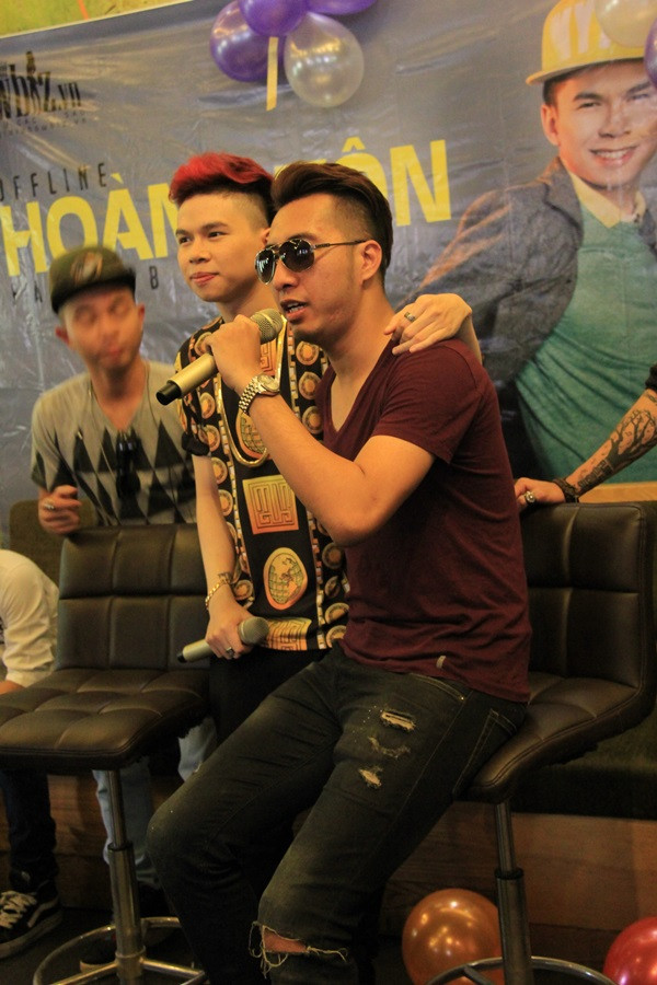 Trong buổi offline còn có sự tham dự của chàng nhạc sĩ đang hot với ca khúc "Anh không đòi quà" OnlyC