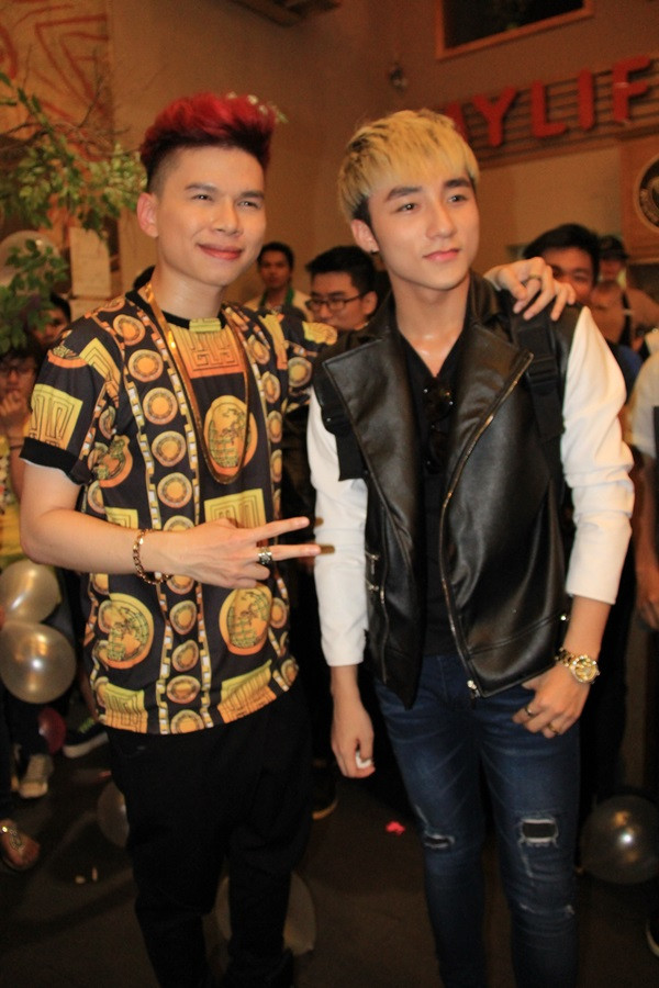 Sơn Tùng MTP cũng góp mặt trong ngày vui của bạn mình, hàng trăm fan phát cuồng với sự xuất hiện của chàng ca sĩ "Cơn mưa ngang qua".