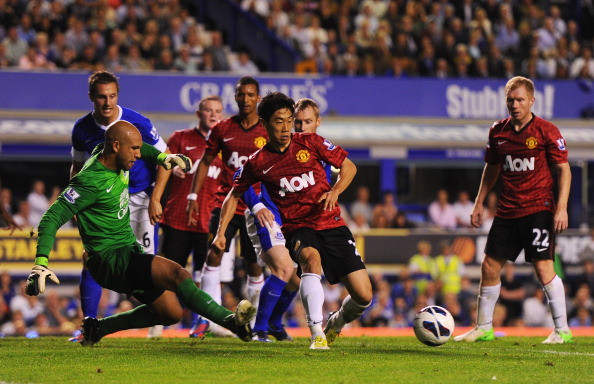 Phút 67, Kagawa nhả bóng đẹp mắt ra cho Cleverley tung cú sút cận thành nhưng trung vệ Jagielka đã kịp lao về cứu thua ngay trên vạch vôi...