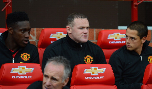 Sự có mặt của Van Persie, Kagawa cũng như sự ưu ái của Sir Alex với ngôi sao trẻ Welbeck khiến cơ hội được đá chính trên hàng công của Man United của Chicharito trở nên khó khăn hơn bao giờ hết. “Tôi nghĩ trong cuộc sống bạn cần phải không ngừng học hỏi, cho dù bạn là ai hay bao nhiêu tuổi. Tôi đang nỗ lực học tập từ các đồng đội và tôi thích được theo dõi các tiền đạo khác để từ đó rút ra những bài học cho mình”, Chicharito trả lời phỏng vấn trên Manutd.com. Sự có mặt của Van Persie, Kagawa cũng như sự ưu ái của Sir Alex với ngôi sao trẻ Welbeck khiến cơ hội được đá chính trên hàng công của Man United của Chicharito trở nên khó khăn hơn bao giờ hết. “Tôi nghĩ trong cuộc sống bạn cần phải không ngừng học hỏi, cho dù bạn là ai hay bao nhiêu tuổi. Tôi đang nỗ lực học tập từ các đồng đội và tôi thích được theo dõi các tiền đạo khác để từ đó rút ra những bài học cho mình”, Chicharito trả lời phỏng vấn trên Manutd.com.