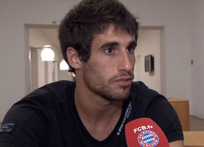 Về phần mình, cựu tiền vệ xứ Basque không giấu được niềm vui khi được gia nhập Bayern Munich: "Tôi rất hạnh phúc khi được chơi bóng cho một CLB có bề dày lịch sử như Bayern. Tôi đã chờ đợi điểu này từ rất lâu và nóng lòng được ra sân trong màu áo Bayern..." Về phần mình, cựu tiền vệ xứ Basque không giấu được niềm vui khi được gia nhập Bayern Munich: "Tôi rất hạnh phúc khi được chơi bóng cho một CLB có bề dày lịch sử như Bayern. Tôi đã chờ đợi điểu này từ rất lâu và nóng lòng được ra sân trong màu áo Bayern..."