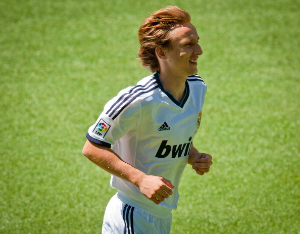 Luka Modric ra mắt các Madridista trên sân vận động Bernabeu...