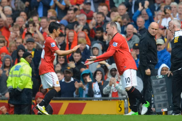 Rooney ngồi dự bị ở trận đấu đầu tiên trên sân nhà của Man United và chỉ được vào sân thay Kagawa ở phút thứ 66...