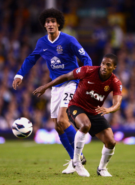 Việc phải chơi với sự chắp vá khi Valencia và Carrick đá ở hàng phòng ngự khiến khung thành Man United luôn đặt trong tình những tình huống báo động...