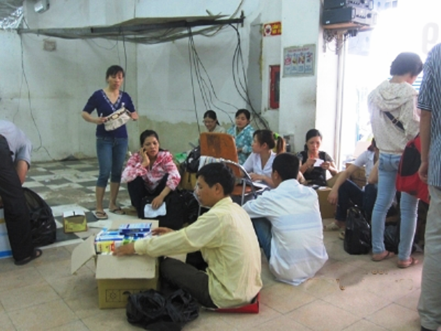 Nhân viên nhà thuốc phải kê ghế làm việc xử lý công nợ. Ảnh: A.M. Nhân viên nhà thuốc phải kê ghế làm việc xử lý công nợ. Ảnh: A.M.