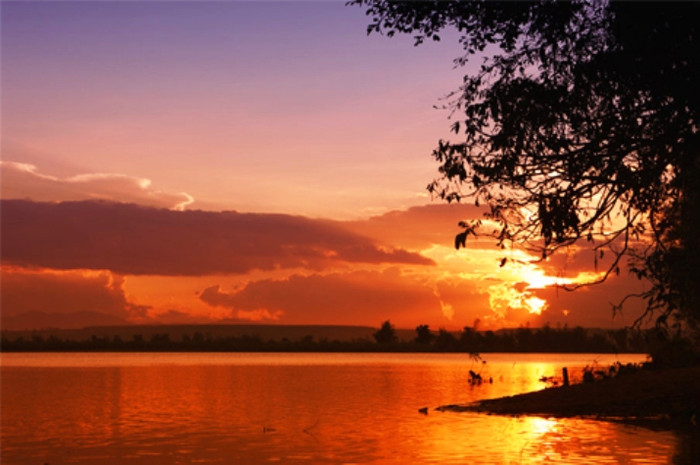 Hoàng hôn trên dòng sông Dak Bla (Kontum) Hoàng hôn trên dòng sông Dak Bla (Kontum)