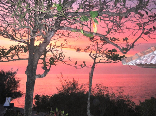 Những tia sáng cuối cùng trong ngày ở Tanah Lot, Ba Li, Indonesia. Những tia sáng cuối cùng trong ngày ở Tanah Lot, Ba Li, Indonesia.