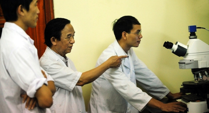 GS Nguyễn Lân Dũng (ở giữa) đang hướng dẫn sinh viên trong Viện Vi sinh vật và công nghệ sinh học ĐHQG HN GS Nguyễn Lân Dũng (ở giữa) đang hướng dẫn sinh viên trong Viện Vi sinh vật và công nghệ sinh học ĐHQG HN