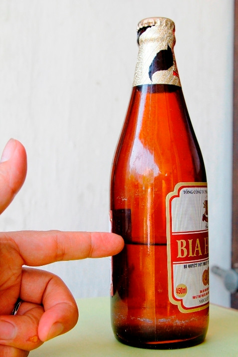 Dù chưa sử dụng nhưng lượng nước trong chai bia này chỉ còn một nửa, đáy chai có hiện tượng vẩn đục (ảnh do khách hàng cung cấp)
