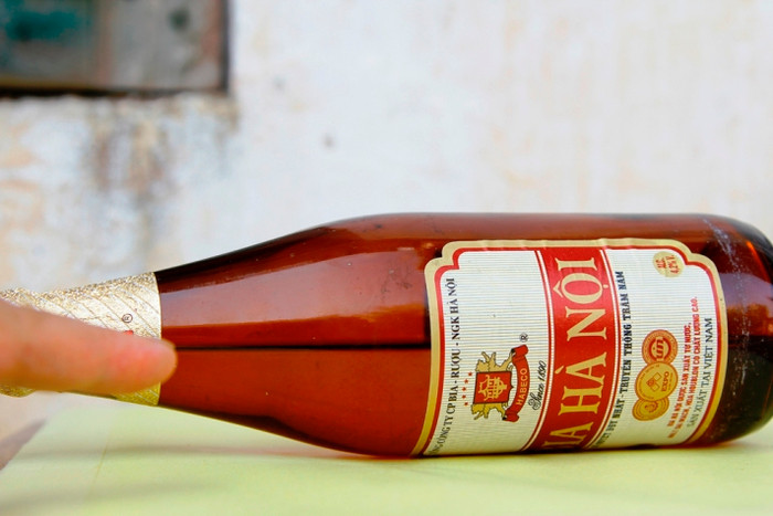 Nhìn bề ngoài chai bia Hà Nội có hiện tượng lạ được gia đình ông Miêu mua về giống như các chai bia Hà Nội khác (ảnh do khách hàng cung cấp).