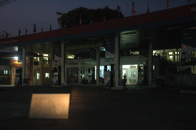 Trái ngược với hình ảnh nhào nháo đổ xăng "chạy giá" trên, nhiều khách hàng không khỏi bất ngờ khi thấy có một số đại lý lại trưng bảng thông báo "Hết xăng" thế này. Ảnh chụo tại cây xăng Cầu Diễn (Từ Liêm, Hà Nội) Trái ngược với hình ảnh nhào nháo đổ xăng "chạy giá" trên, nhiều khách hàng không khỏi bất ngờ khi thấy có một số đại lý lại trưng bảng thông báo "Hết xăng" thế này. Ảnh chụo tại cây xăng Cầu Diễn (Từ Liêm, Hà Nội)