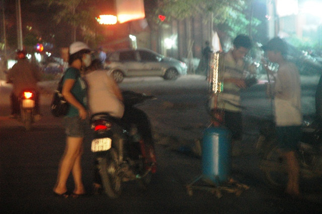 Dù giá xăng bán lẻ đắt hơn nhiều giá xăng mới niêm yết, nhưng do nhu cầu nhiều người vẫn phải chấp nhận. Dù giá xăng bán lẻ đắt hơn nhiều giá xăng mới niêm yết, nhưng do nhu cầu nhiều người vẫn phải chấp nhận.