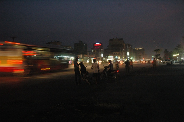 Đại lý hết xăng, đội ngũ bán xăng kẻ có dịp tràn xuống lòng đường. Đại lý hết xăng, đội ngũ bán xăng kẻ có dịp tràn xuống lòng đường.