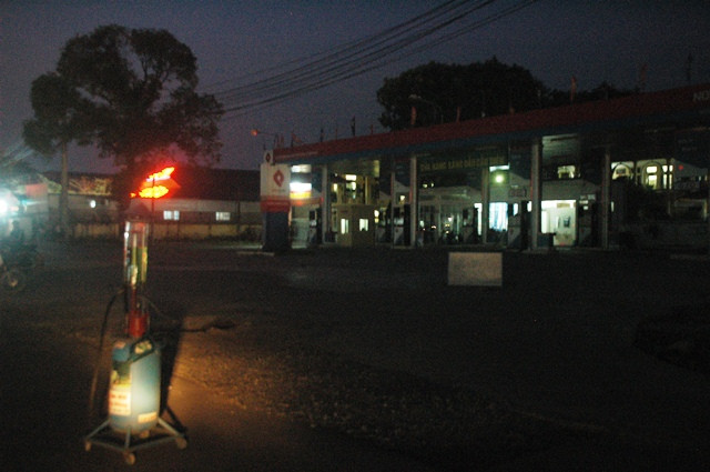 Theo khảo sát của phóng viên, giá đổ xăng tại các điểm xăng lẻ này vào chiều tối ngày 28/8 dao động quạnh mức 30-35 nghìn đồng/lít. Theo khảo sát của phóng viên, giá đổ xăng tại các điểm xăng lẻ này vào chiều tối ngày 28/8 dao động quạnh mức 30-35 nghìn đồng/lít.