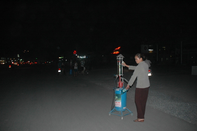 Cây xăng bán lẻ mặc sức "làm giá" khi cây xăng chính báo hết. Cây xăng bán lẻ mặc sức "làm giá" khi cây xăng chính báo hết.