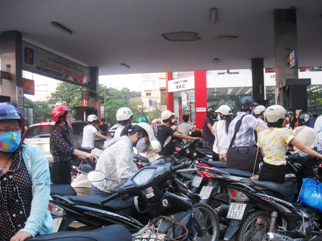 Chen chúc chờ mua xăng Chen chúc chờ mua xăng