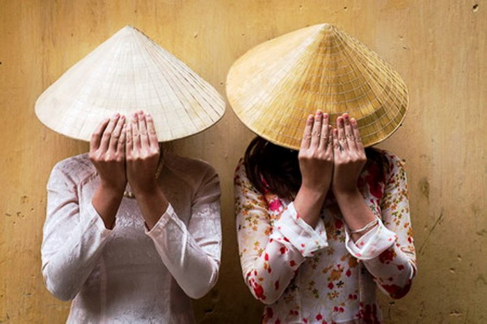 Buổi chụp ảnh của Ryan đã diễn ra vào một ngày cuối tháng 1 giá rét với hai người mẫu ảnh Việt Nam có tên là Quỳnh và Giang, mà anh được giới thiệu thông qua những người bạn có cùng sở thích chụp ảnh ở Việt Nam. “Tôi muốn thực hiện những bức ảnh về các cô gái Việt Nam trong tà áo dài trong bối cảnh là khu phố cổ ở Hà Nội. Vì thời tiết giá rét, thỉnh thoảng các cô gái lại phải vào trong xe ô tô để sưởi ấm khoảng 5 phút. Nhìn chung đó là một ngày rất vui. Đâu phải ai cũng may mắn được dành cả một ngày bên những cô gái Việt duyên dáng như tôi!”, Ryan chia sẻ. Buổi chụp ảnh của Ryan đã diễn ra vào một ngày cuối tháng 1 giá rét với hai người mẫu ảnh Việt Nam có tên là Quỳnh và Giang, mà anh được giới thiệu thông qua những người bạn có cùng sở thích chụp ảnh ở Việt Nam. “Tôi muốn thực hiện những bức ảnh về các cô gái Việt Nam trong tà áo dài trong bối cảnh là khu phố cổ ở Hà Nội. Vì thời tiết giá rét, thỉnh thoảng các cô gái lại phải vào trong xe ô tô để sưởi ấm khoảng 5 phút. Nhìn chung đó là một ngày rất vui. Đâu phải ai cũng may mắn được dành cả một ngày bên những cô gái Việt duyên dáng như tôi!”, Ryan chia sẻ.