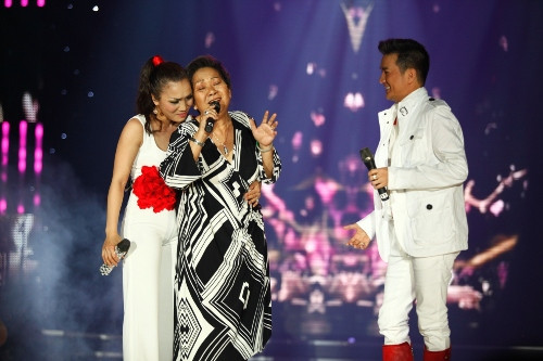 Mẹ của nữ ca sĩ Hồng Ngọc khoe chất giọng khỏe nhưng vẫn ngọt ngào sâu lắng.