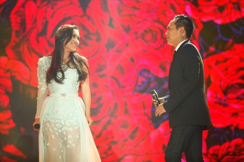 Cũng trong trang phục đầy nữ tính và gợi cảm này, nữ ca sỹ cũng có phần song ca cùng Duy Mạnh loạt ca khúc Diễm Xưa - Mãi chỉ là người tình.
