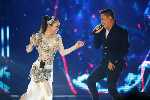 Đêm cô đơn là một ca khúc nổi tiếng trong thời kỳ Làn Sóng Xanh cũng được Hồng Ngọc tái hiện lại qua phần song ca với Lam Trường. Cả hai đã khuấy động sân khấu với phần trình diễn đầy sinh động và cuốn hút.