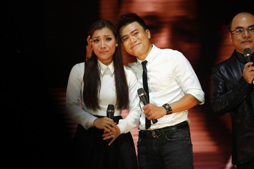 Khi thể hiện ca khúc này, Hồng Ngọc không kềm được nước mắt. Đặc biệt, những lời chia sẻ và nhắn nhủ của cô gửi đến khán giả qua ca khúc này khiến ai nấy cũng đều xúc động