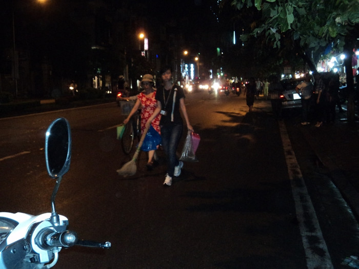 Một nhóm người dân đi thu nhặt đinh và...