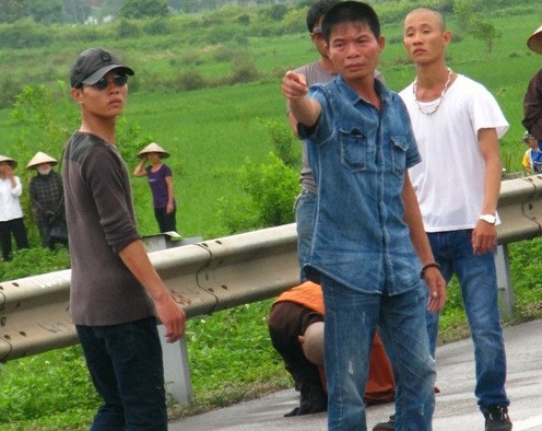 Theo anh Đ.C, người mặc áo cộc tay trắng trong ảnh này chính là một trong 3 người đã đánh anh. Theo anh Đ.C, người mặc áo cộc tay trắng trong ảnh này chính là một trong 3 người đã đánh anh.