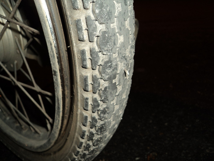 Dính phải chiếc đinh nhọn cả hai đầu, chiếc xe này đã phải dừng bánh (Ảnh: Tuấn Nam) Dính phải chiếc đinh nhọn cả hai đầu, chiếc xe này đã phải dừng bánh (Ảnh: Tuấn Nam)