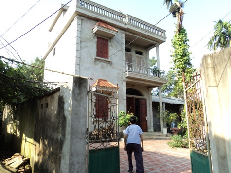 Hàng ngày, bà Tạc vẫn ra ngõ như ngóng chờ ai đó về rồi lại trở vào.Căn nhà bỗng trở nên quá thênh thang sau ngày định mệnh đó