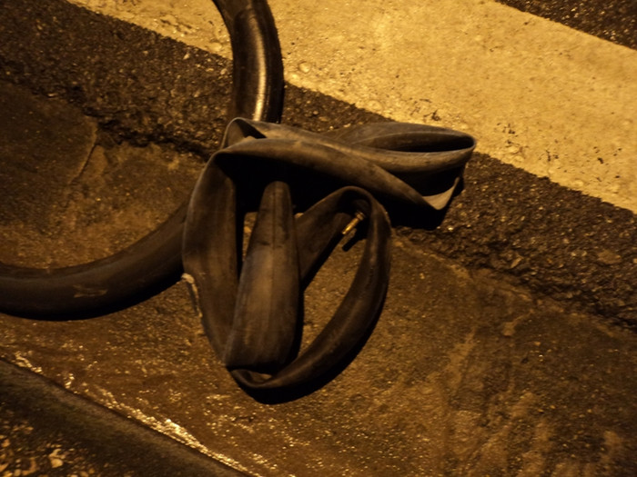 Với độ sắc nhọn như vậy, săm xe đã bị xé toang