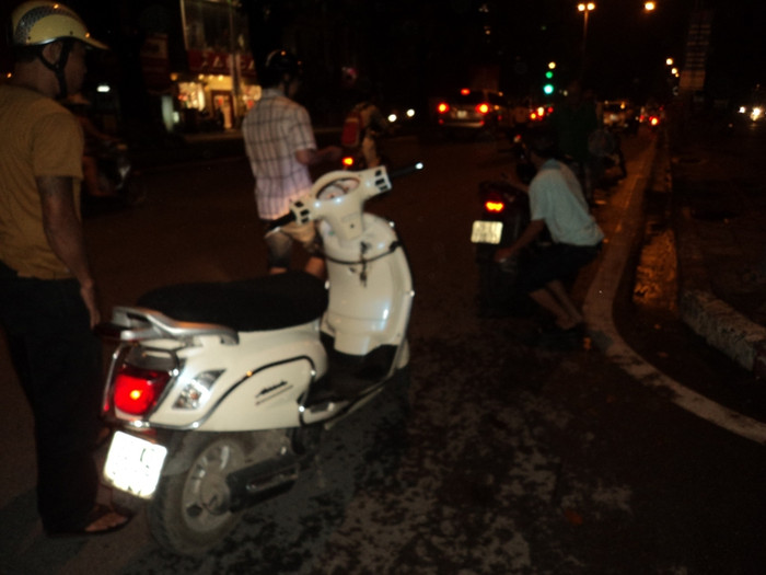 Cả những chiếc xe ga cũng không thoát khỏi nạn rải đinh