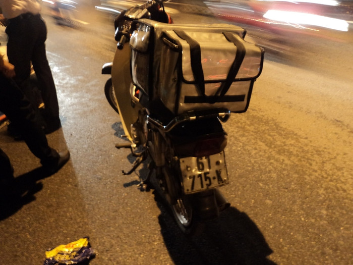 Anh Lê Văn Hoan (ở Từ Liêm, HN) bày tỏ: “Xe hàng của tôi nặng nên khi dính đinh một cái là không đi được nữa. Tôi không thể ngờ là giữa Hà Nội, ở một tuyến phố to như thế này mà còn có hiện tượng rải đinh. Không những thế mà còn rải rất nhiều nữa. Đường thì trơn do mưa nên khi dính đinh lại càng nguy hiểm. Đề nghị cơ quan công an phải vào cuộc để chấm dứt ngay hiện tượng nguy hiểm như thế này”.