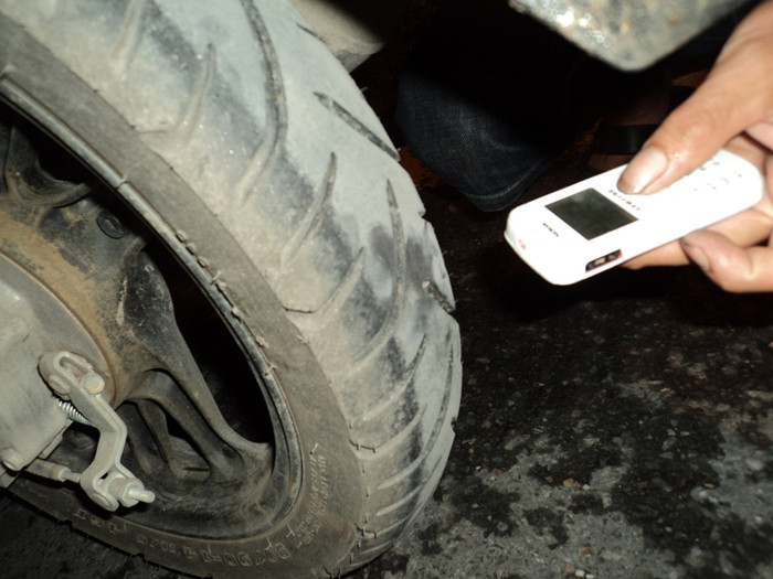 Một chiếc đinh cắm sâu vào khe lốp