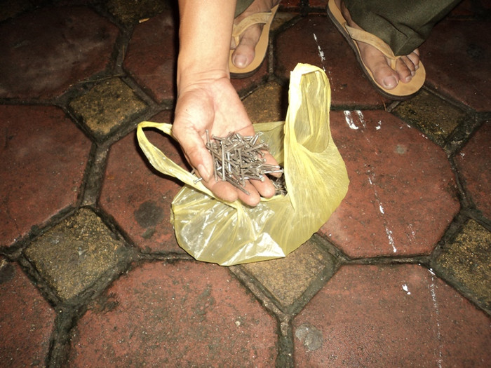 Nhiều kg đinh đã được người dân trên đoạn phố này thu gom trong tối hôm nay, 20/8