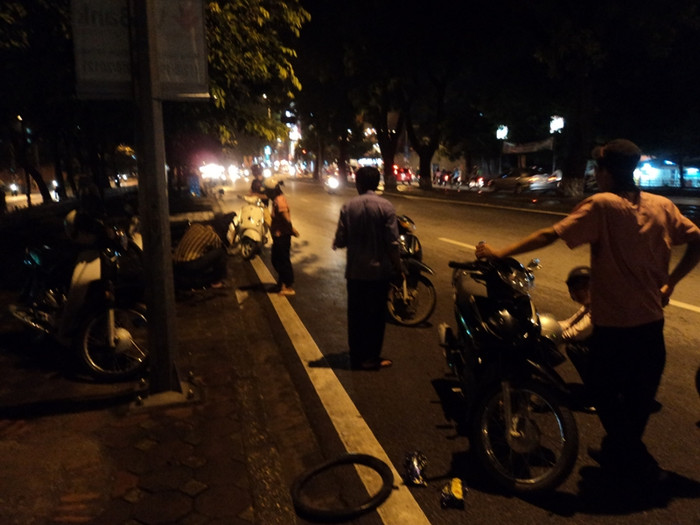 Thông tin chúng tôi nhận được từ đường dây nóng 0917.849911 của Báo Giáo dục Việt Nam, khoảng 20h ngày 20/8, người dân đi qua phố Kim Mã theo chiều từ bến xe Kim Mã đến ngã tư Kim Mã – Núi Trúc bất ngờ phát hiện có rất nhiều đinh được rải trên đường và ở nhiều làn khác nhau trên cùng một chiều. Hậu quả, có nhiều xe máy đi trên đoạn đường này đã bị thủng săm và phải dắt bộ.